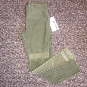 Green athletic leggings M